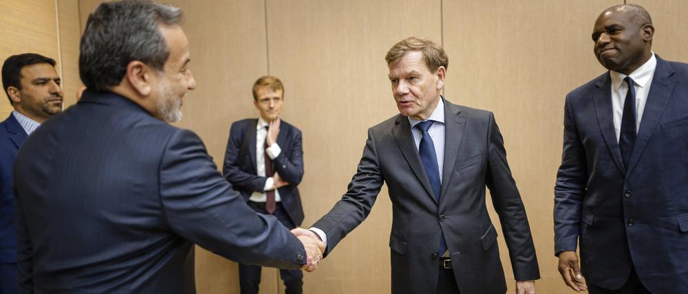 Deutschlands Außenminister Johann Wadephul (M.) im Gespräch mit dem iranischen Außenminister Abbas Araghtschi (l.) am Freitag in Genf
