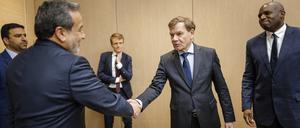 Deutschlands Außenminister Johann Wadephul (M.) im Gespräch mit dem iranischen Außenminister Abbas Araghtschi (l.) am Freitag in Genf