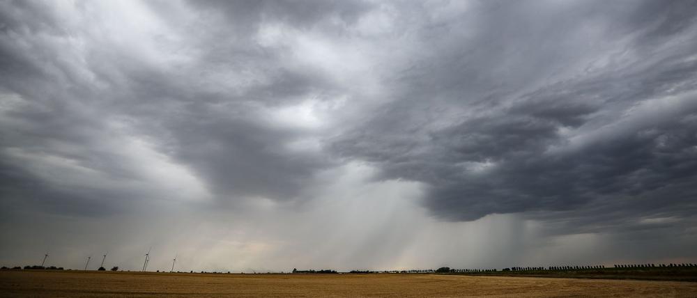 In Berlin und Brandenburg sind zum Wochenstart Gewitter und Schauer zu erwarten. (Symbolbild)