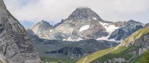 Wanderer marschieren Richtung Großglockner.