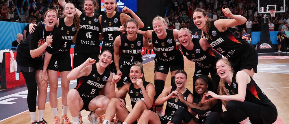 Deutschlands Basketballerinnen freuen sich auf die K.o.-Runde in Piräus.