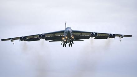 Ein B-52-Bomber der US Air Force (USAF) landet auf dem Luftwaffenstützpunkt RAF Fairford.  