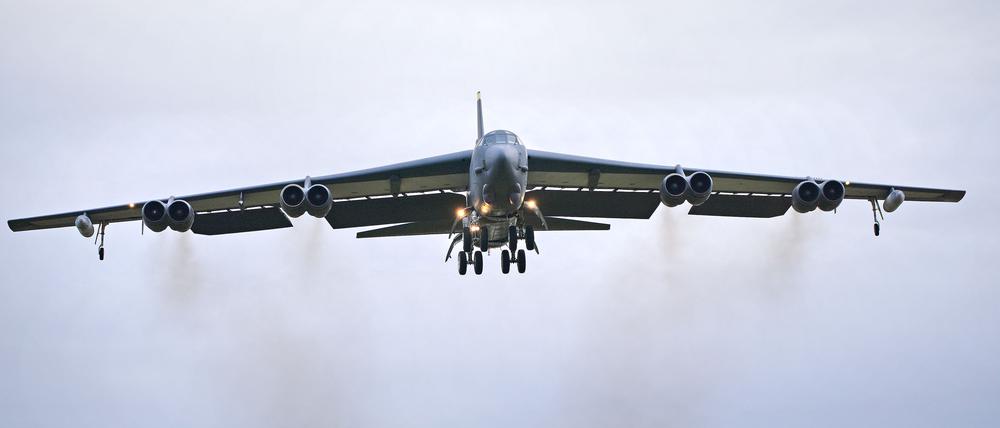 Ein B-52-Bomber der US Air Force (USAF) landet auf dem Luftwaffenstützpunkt RAF Fairford.  