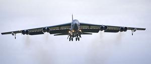 Ein B-52-Bomber der US Air Force (USAF) landet auf dem Luftwaffenstützpunkt RAF Fairford.  
