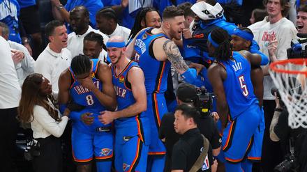 Die ersten Sekunden als NBA-Champion erlebte Isaiah Hartenstein mit den anderen Stammkräften an der Seitenlinie. 