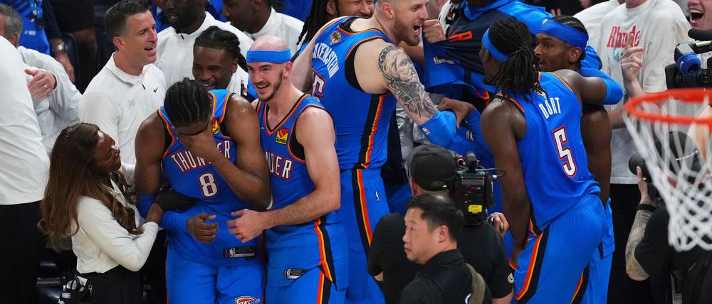 Die ersten Sekunden als NBA-Champion erlebte Isaiah Hartenstein mit den anderen Stammkräften an der Seitenlinie. 
