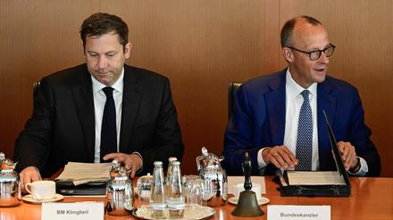 Bundeskanzler Friedrich Merz (r.) mit seinem Vizekanzler Lars Klingbeil