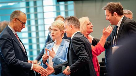Bundeskanzler Friedrich Merz (l-r, CDU), Manuela Schwesig (SPD), Ministerpräsidentin von Mecklenburg-Vorpommern, Thorsten Frei (CDU), Chef des Bundeskanzleramts und Bundesminister für besondere Aufgaben, Anke Rehlinger (SPD), Ministerpräsidentin des Saarlandes, und Lars Klingbeil (SPD), Bundesminister der Finanzen, Vizekanzler und SPD-Bundesvorsitzender, nehmen an der Ministerpräsidentenkonferenz unter Vorsitz Sachsens im Bundeskanzleramt teil.  