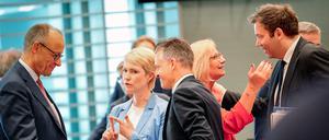 Bundeskanzler Friedrich Merz (l-r, CDU), Manuela Schwesig (SPD), Ministerpräsidentin von Mecklenburg-Vorpommern, Thorsten Frei (CDU), Chef des Bundeskanzleramts und Bundesminister für besondere Aufgaben, Anke Rehlinger (SPD), Ministerpräsidentin des Saarlandes, und Lars Klingbeil (SPD), Bundesminister der Finanzen, Vizekanzler und SPD-Bundesvorsitzender, nehmen an der Ministerpräsidentenkonferenz unter Vorsitz Sachsens im Bundeskanzleramt teil.  