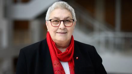 Elke Hannack, Mitglied im Geschäftsführenden Bundesvorstand und stellvertretende Bundesvorsitzende des DGB,  fordert eine Personal-Offensive im Öffentlichen Dienst. 