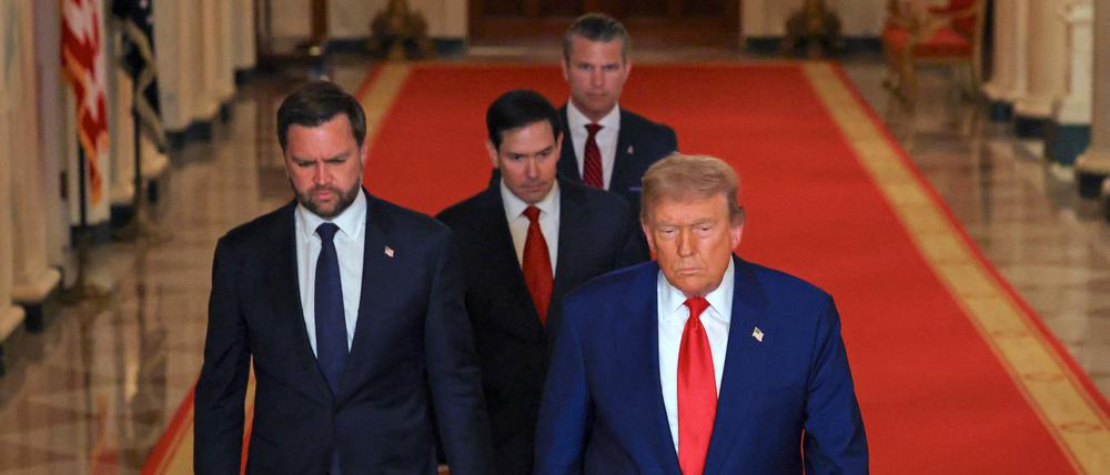 US-Schlag gegen den Iran: Die Öffentlichkeit hat US-Präsident Donald Trump mit drei Kabinettsmitgliedern, darunter auch Vize-Präsident J.D. Vance (l), am Samstag informiert.