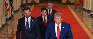 US-Schlag gegen den Iran: Die Öffentlichkeit hat US-Präsident Donald Trump mit drei Kabinettsmitgliedern, darunter auch Vize-Präsident J.D. Vance (l), am Samstag informiert.