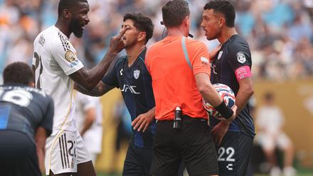 In der Schlussphase ging es zwischen Antonio Rüdiger (l) und Gustavo Cabral (r) hitzig zu.