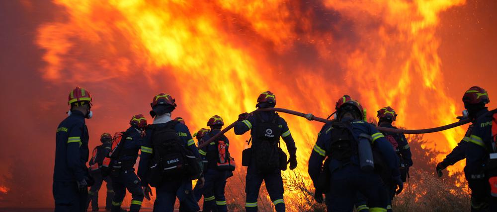 Die Feuerwehr ist auf der griechischen Insel Chios im Einsatz.
