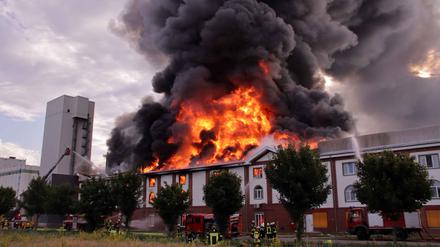 In einer Haferflocken-Fabrik ist ein Großbrand ausgebrochen. 