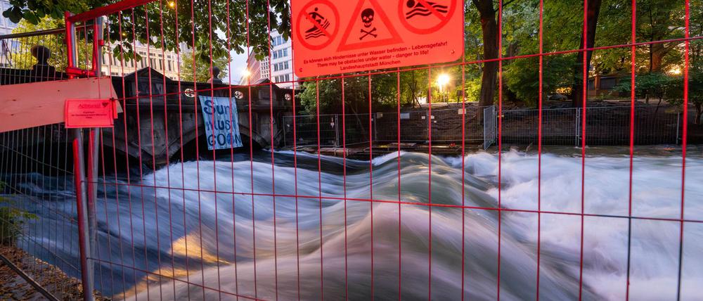 Die Ermittlungen zum Unfalltod einer Surferin auf der Münchner Eisbach-Welle sind abgeschlossen. (Archivbild)
