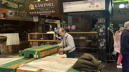 Es zeigt den verstorbenen Blumenhändler Karl-Heinz Fechner aus der Arminiusmarkthalle in Moabit