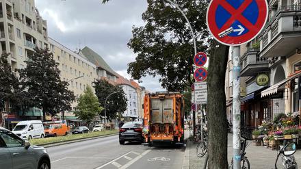 Leserfoto: Auf dem Kottbusser Damm steht die BSR auf dem Radweg. 