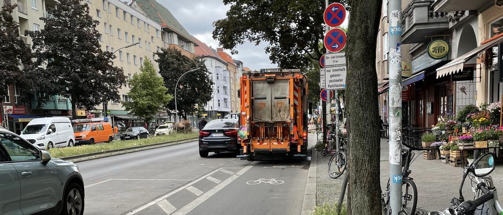 Leserfoto: Auf dem Kottbusser Damm steht die BSR auf dem Radweg. 