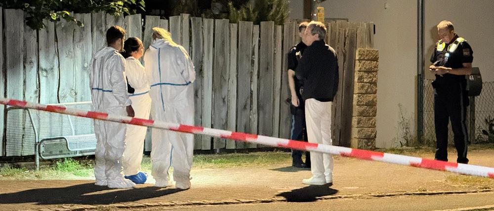Die Spurensicherung untersucht den Tatort.