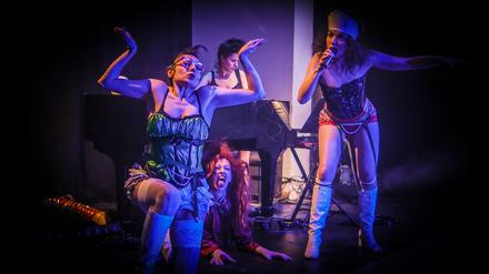 „Holy Bitch“ ist ein Mythen-Music-Cabaret von Elli Papakonstantinou mit Musik von Maria Papageorgiou und spielt in einer Bäckerei in Mitte.