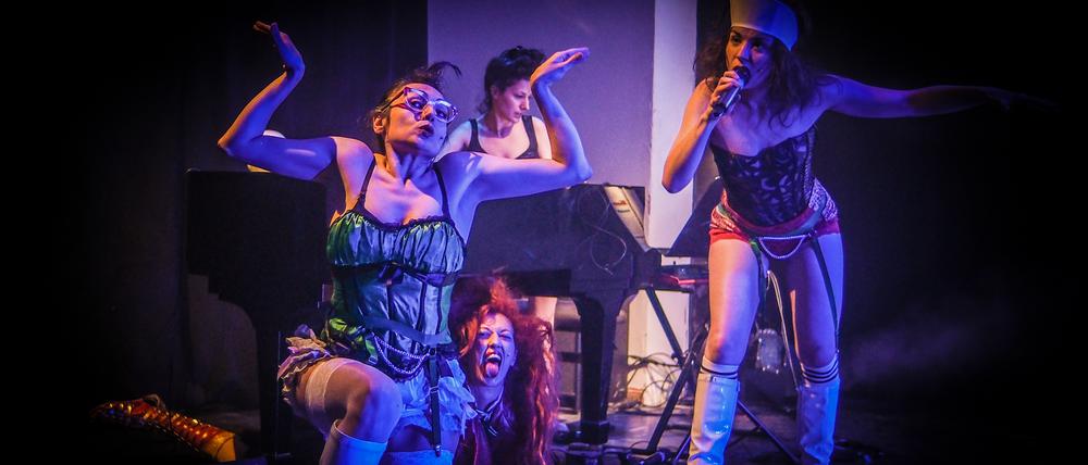 „Holy Bitch“ ist ein Mythen-Music-Cabaret von Elli Papakonstantinou mit Musik von Maria Papageorgiou und spielt in einer Bäckerei in Mitte.