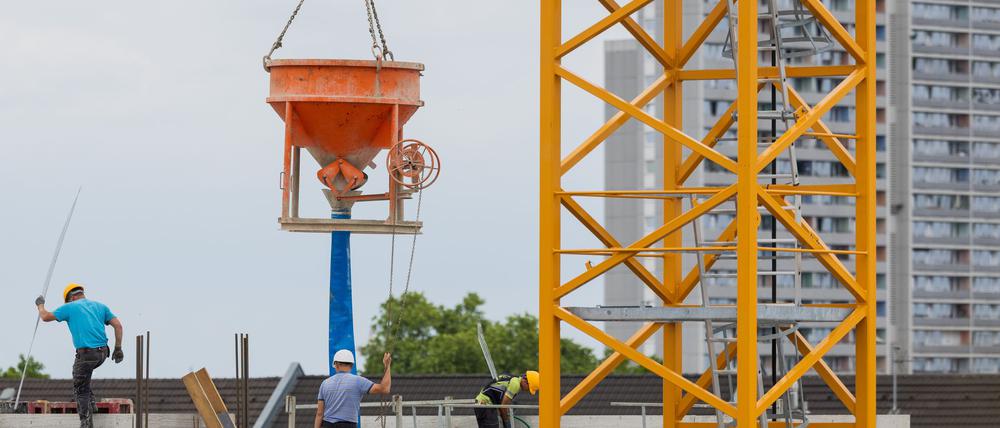 In Deutschland werden zu wenige neue Wohnungen gebaut. Hohe Kosten und strenge Auflagen erschweren den Ausbau, kritisiert die Wohnungswirtschaft. (Archivbild)