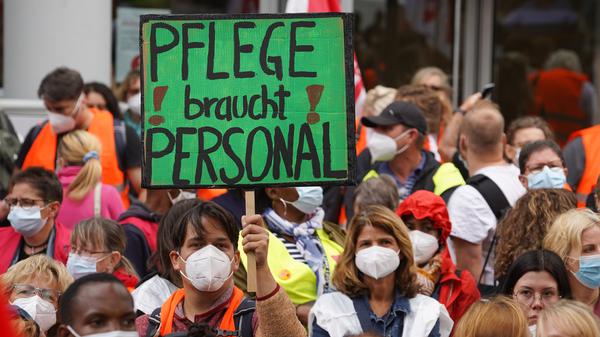 „Pflege braucht Personal“ – Mitarbeiter fordern  bessere Arbeitsbedingungen. 