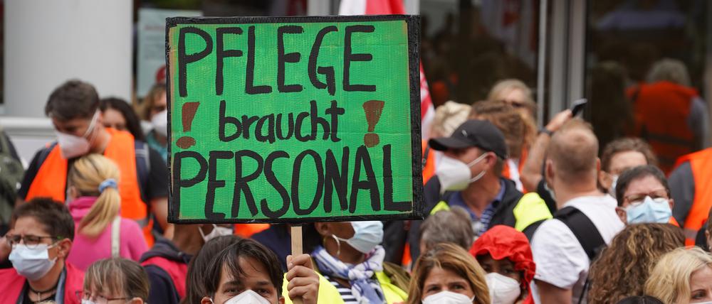 „Pflege braucht Personal“ – Mitarbeiter fordern  bessere Arbeitsbedingungen. 