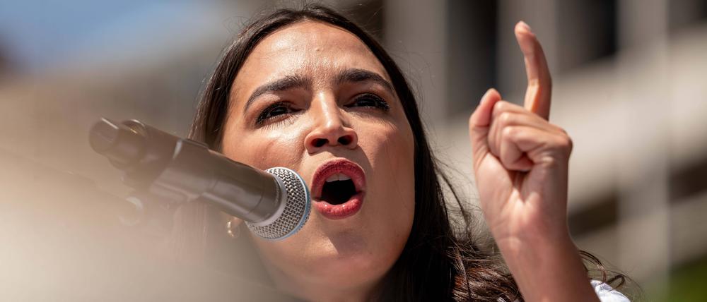 Die US-Demokratin Alexandria Ocasio-Cortez fordert wegen des Angriffs auf den Iran ein Amtsenthebungsverfahren gegen Präsident Donald Trump.