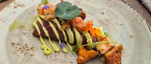 „Surf & Turf“ Sommer-Edition, Carpaccio mit Garnelen und Wasabi-Mayonnaise im Restaurant Almrausch, Stolpe.