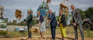 Erster Spatenstich für die Bauarbeiten am Marx-Engels-Forum: Bezirksstadtrat Christopher Schriner, Wirtschaftssenatorin Franziska Giffey (SPD), der Regierende B, ürgermeister Kai Wegner, Verkehrssenatorin Ute Bonde (beide CDU) und der Geschäftsführer von Grün Berlin, Christoph Schmidt, waren dabei. 
