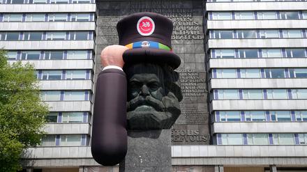 Ehrung für den früheren Namensgeber. Kunstwerk beim Hutfestival von Chemnitz, dem vormaligen Karl-Marx-Stadt.
