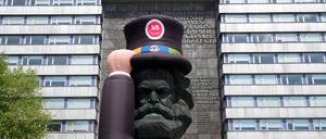 Ehrung für den früheren Namensgeber. Kunstwerk beim Hutfestival von Chemnitz, dem vormaligen Karl-Marx-Stadt.