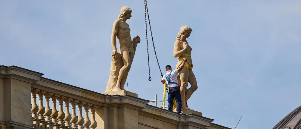 Die Aufstellung der Figuren ist der letzte Bauschritt. 