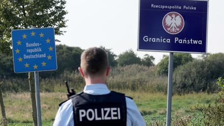 Bundespolizist an einem Grenzübergang von Deutschland nach Polen (Symbolbild)