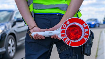 03.06.2025, Brandenburg, Frankfurt (Oder): Eine Beamtin der Bundespolizei steht an der Einreisekontrolle am deutsch-polnischen Grenzübergang Stadtbrücke.