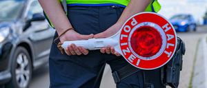 Eine Beamtin der Bundespolizei steht an der Einreisekontrolle am deutsch-polnischen Grenzübergang Stadtbrücke.