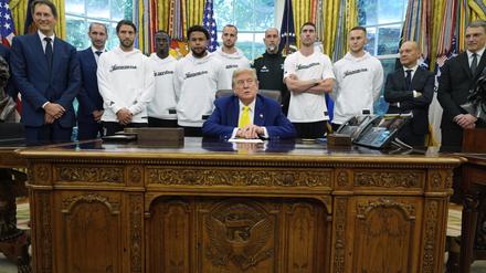 Kurioses Aufeinandertreffen im Weißen Haus. Die Mannschaft von Juventus Turin hört Donald Trump zu, wie er über den Krieg im Nahen Osten spricht.