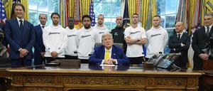 Kurioses Aufeinandertreffen im Weißen Haus. Die Mannschaft von Juventus Turin hört Donald Trump zu, wie er über den Krieg im Nahen Osten spricht.