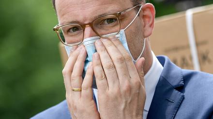Jens Spahn (CDU), damals Bundesgesundheitsminister, bei der Übergabe der ersten Lieferung von 100 Millionen gespendeten Schutzmasken. 
