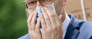 Jens Spahn (CDU), damals Bundesgesundheitsminister, bei der Übergabe der ersten Lieferung von 100 Millionen gespendeten Schutzmasken. 