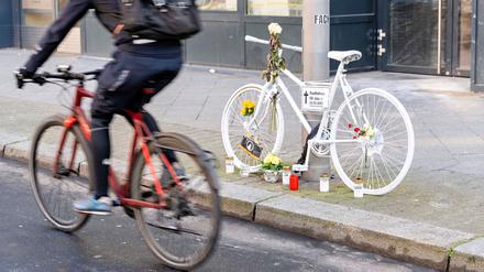 An der Sundgauer Straße/Ecke Clayallee in Berlin-Zehlendorf erinnert bald ein weiteres Geisterfahrrad an eine 87-jährige Radfahrerin. Dieses Bild stammt aus der Kantstraße.