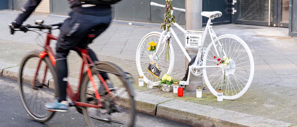 An der Sundgauer Straße/Ecke Clayallee in Berlin-Zehlendorf erinnert bald ein weiteres Geisterfahrrad an eine 87-jährige Radfahrerin. Dieses Bild stammt aus der Kantstraße.