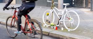 An der Sundgauer Straße/Ecke Clayallee in Berlin-Zehlendorf erinnert bald ein weiteres Geisterfahrrad an eine 87-jährige Radfahrerin. Dieses Bild stammt aus der Kantstraße.