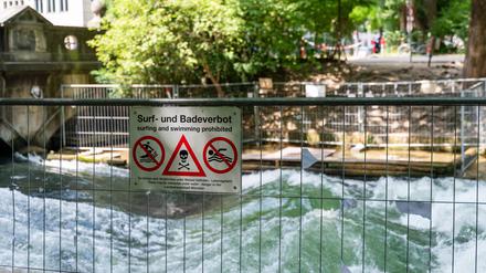 Die Eisbachwelle in München ist seit April gesperrt.