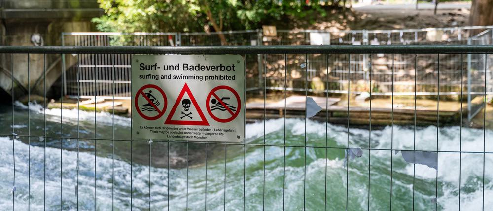 Die Eisbachwelle in München ist seit April gesperrt.