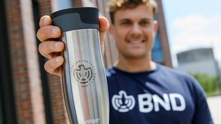 Kaffeebecher, Shirts und Socken: Der neue BND-Shop startet mit 20 Artikeln.