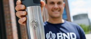 Kaffeebecher, Shirts und Socken: Der neue BND-Shop startet mit 20 Artikeln.