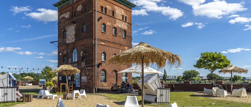 Blick auf den Uferturm und die Strandbar in Wittenberge.